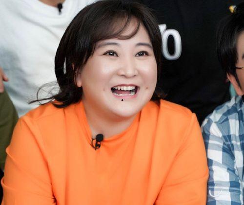 娱乐吃瓜贾玲,娱乐界的“吃瓜女王”,笑料百出的人生